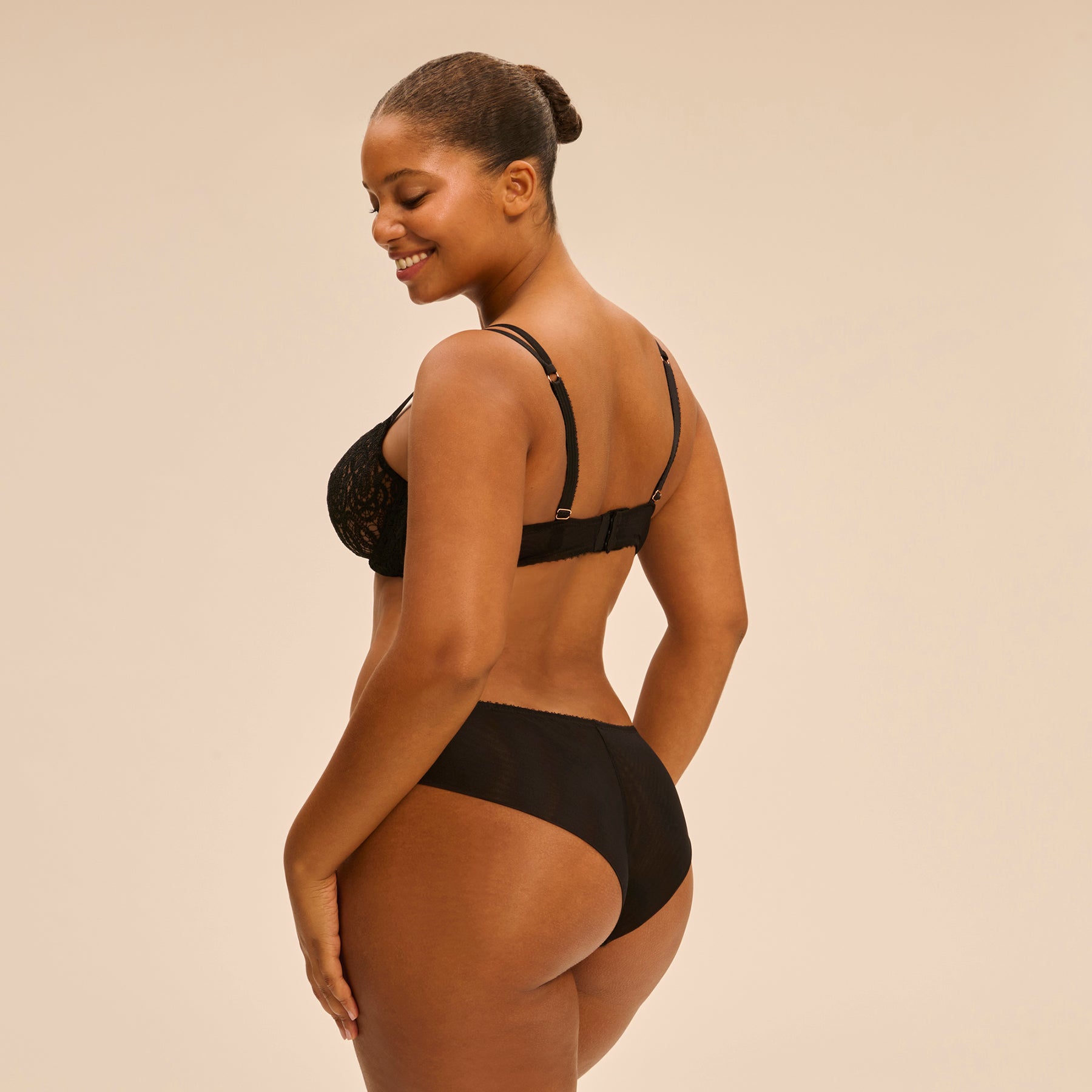 Simone Pérèle Symphonie panty - back angle on model highlighting sheer fit