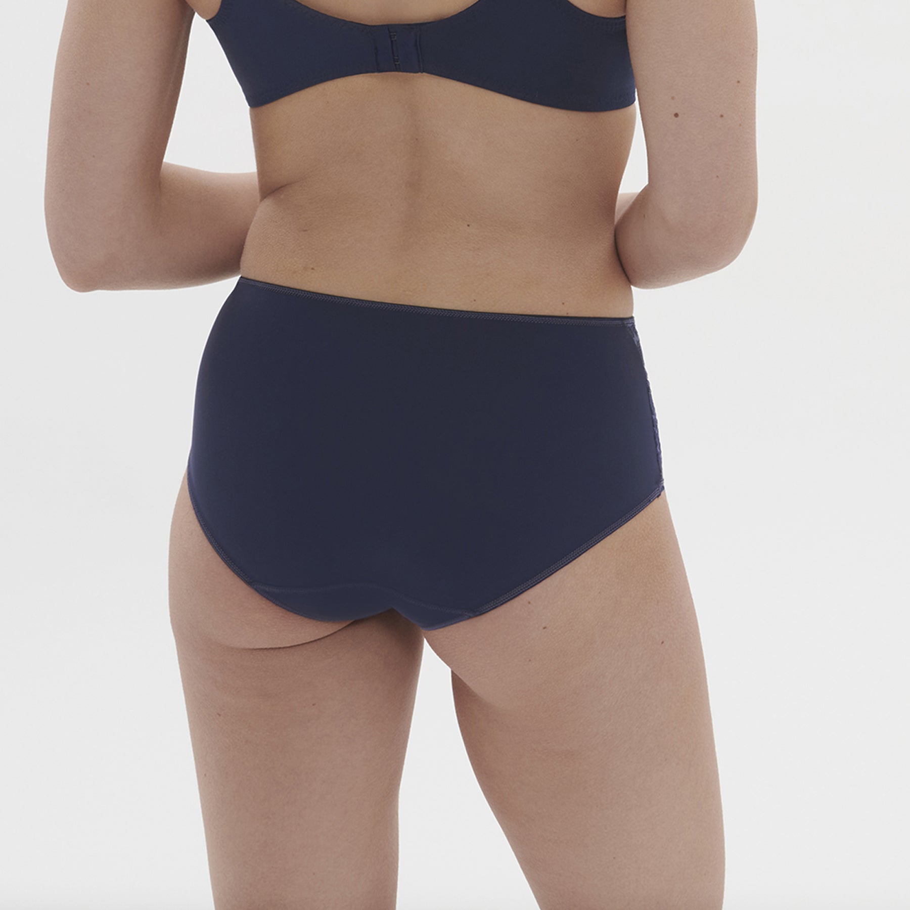 Simone Pérèle Caresse Control Brief