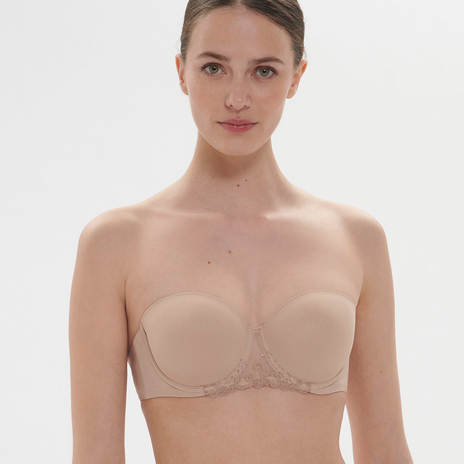 Model wearing Simone Pérèle Délice strapless bra in nude – front view, strapless style