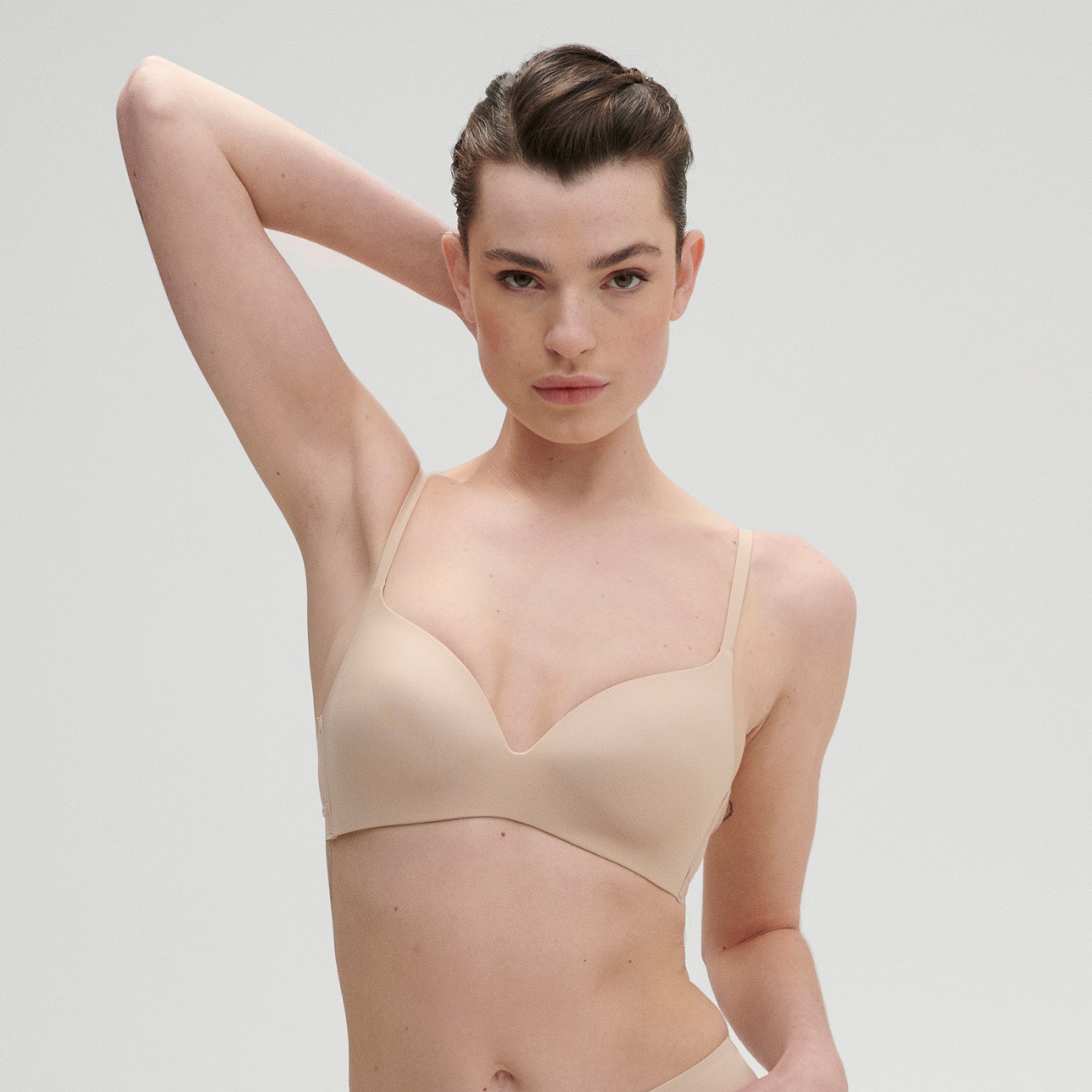 Studio close-up of model wearing Simone Pérèle Essential Wireless Bra in Peau Rosée, showing neckline and fit.